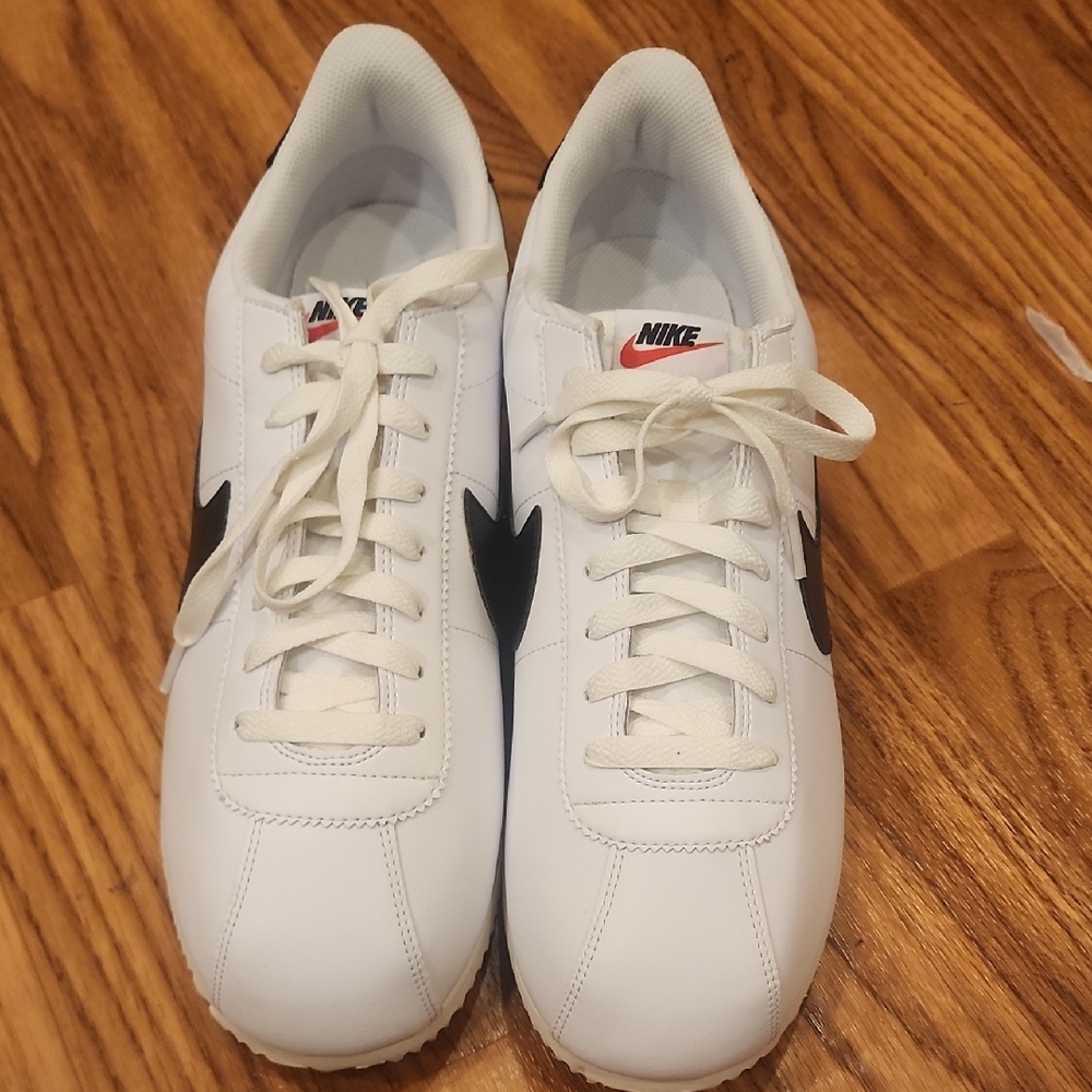 Nike White and Black Classic Sneakers